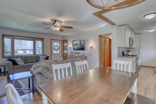 W200N9460 Woodside LANE, Menomonee Falls, WI 53051