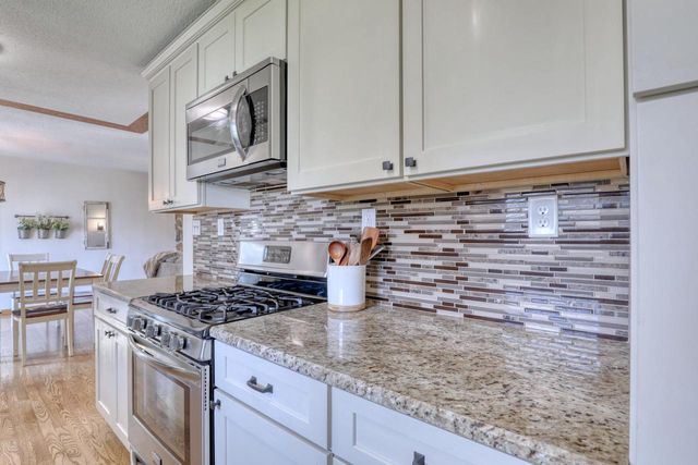W200N9460 Woodside LANE, Menomonee Falls, WI 53051