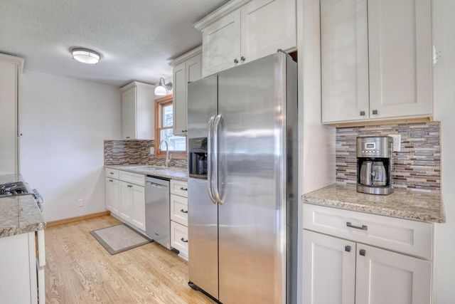 W200N9460 Woodside LANE, Menomonee Falls, WI 53051