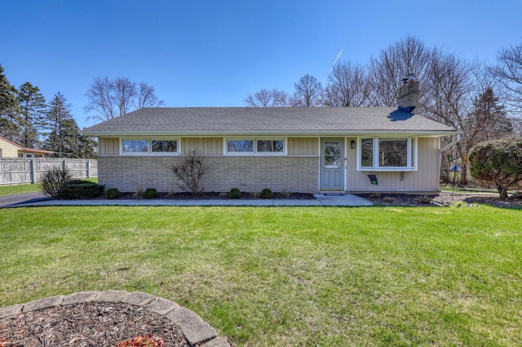 W200N9460 Woodside LANE, Menomonee Falls, WI 53051