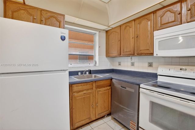 3048 E Sunrise Lakes Dr 220, Sunrise, FL 33322