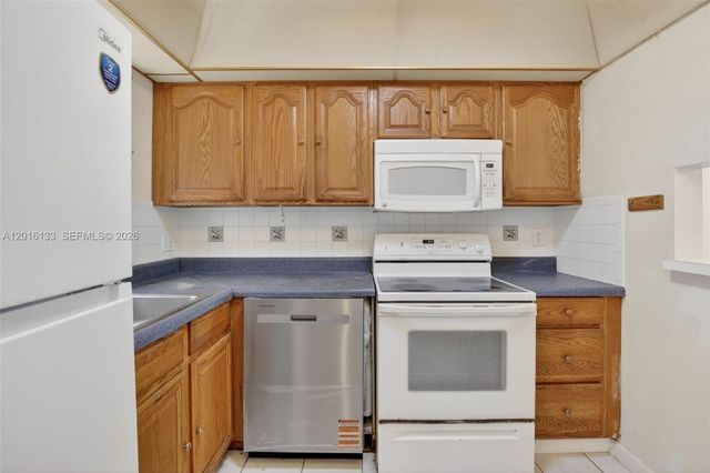 3048 E Sunrise Lakes Dr 220, Sunrise, FL 33322