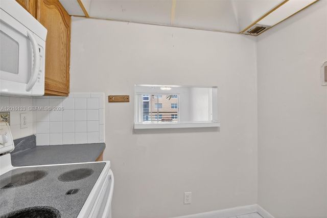 3048 E Sunrise Lakes Dr 220, Sunrise, FL 33322