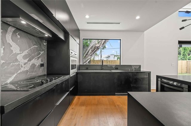 326 NW 40th St, Miami, FL 33127