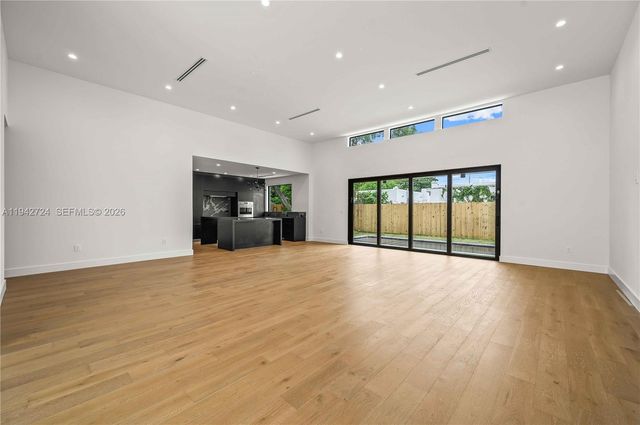 326 NW 40th St, Miami, FL 33127