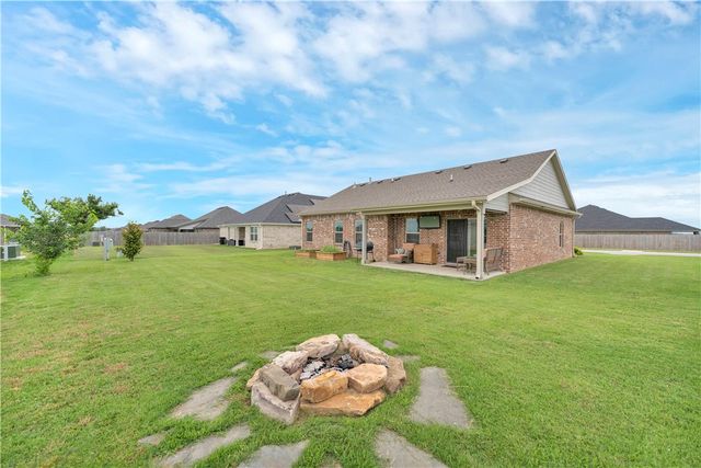 912 Hickory Meadows Avenue, Tontitown, AR 72762