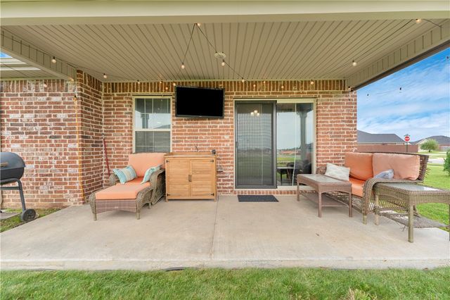 912 Hickory Meadows Avenue, Tontitown, AR 72762