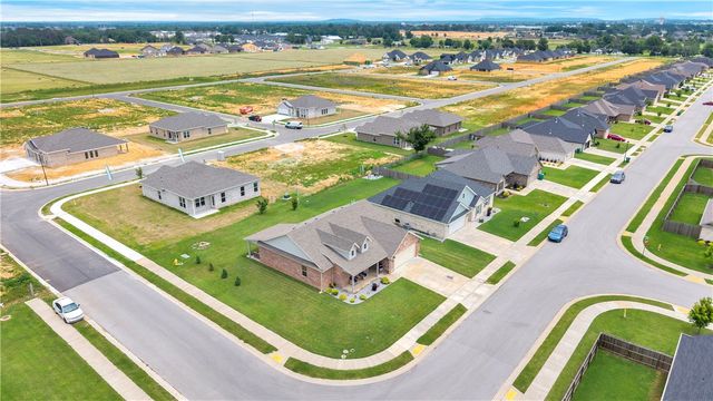 912 Hickory Meadows Avenue, Tontitown, AR 72762