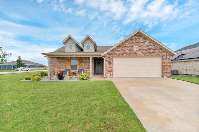 912 Hickory Meadows Avenue, Tontitown, AR 72762