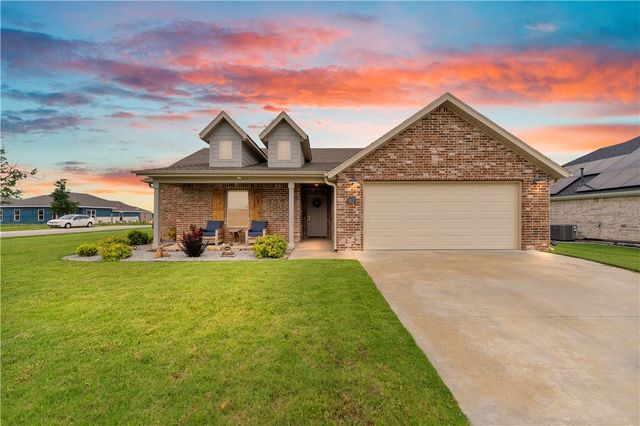 912 Hickory Meadows Avenue, Tontitown, AR 72762