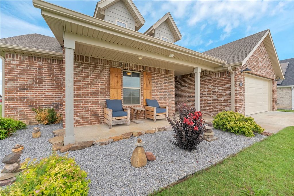 912 Hickory Meadows Avenue, Tontitown, AR 72762