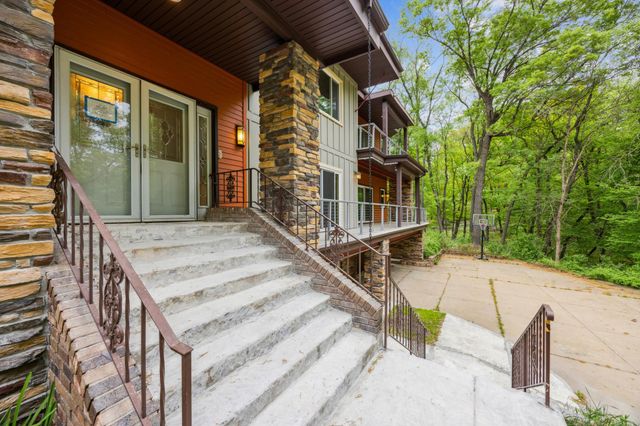 21 Red Fox Road, North Oaks, MN 55127