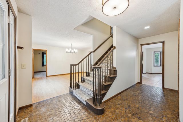 21 Red Fox Road, North Oaks, MN 55127