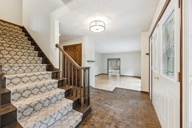 21 Red Fox Road, North Oaks, MN 55127