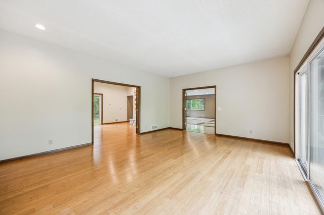 21 Red Fox Road, North Oaks, MN 55127