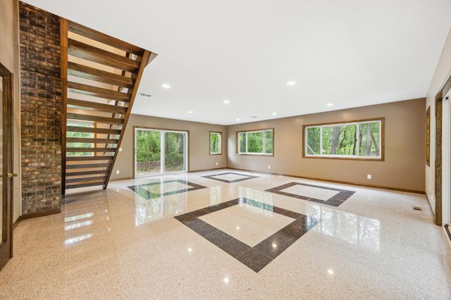 21 Red Fox Road, North Oaks, MN 55127