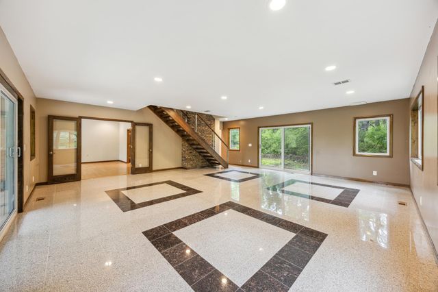 21 Red Fox Road, North Oaks, MN 55127