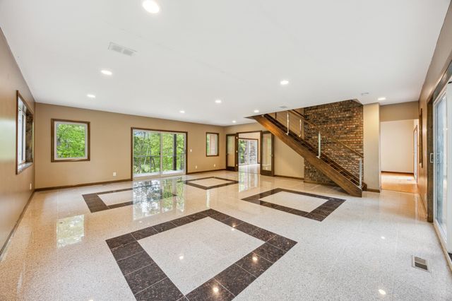 21 Red Fox Road, North Oaks, MN 55127