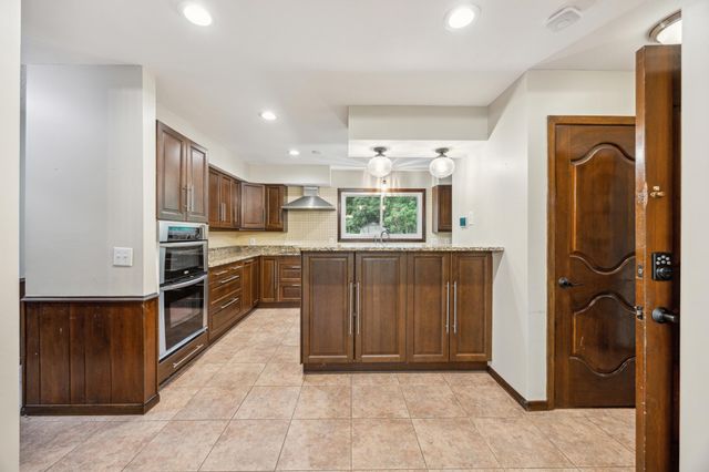 21 Red Fox Road, North Oaks, MN 55127