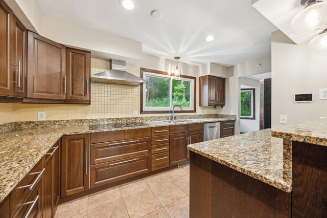 21 Red Fox Road, North Oaks, MN 55127