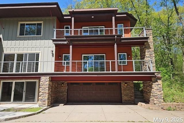 21 Red Fox Road, North Oaks, MN 55127