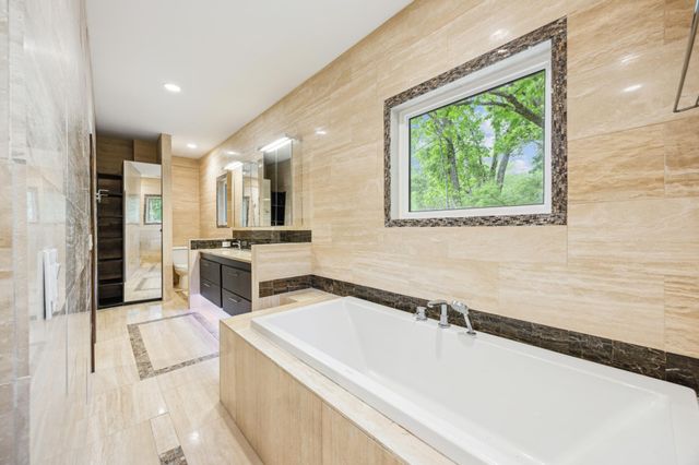 21 Red Fox Road, North Oaks, MN 55127