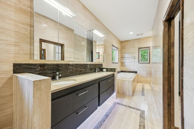 21 Red Fox Road, North Oaks, MN 55127