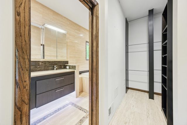 21 Red Fox Road, North Oaks, MN 55127