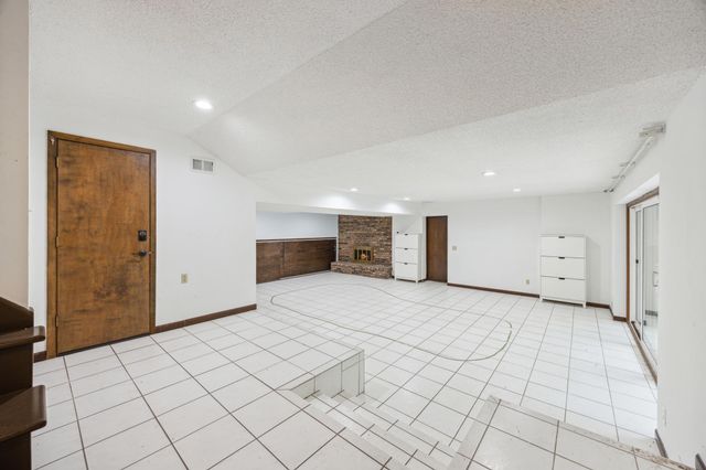 21 Red Fox Road, North Oaks, MN 55127