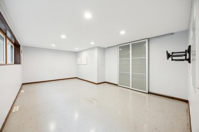 21 Red Fox Road, North Oaks, MN 55127