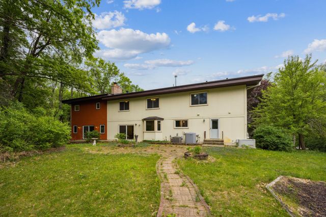 21 Red Fox Road, North Oaks, MN 55127