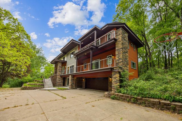 21 Red Fox Road, North Oaks, MN 55127