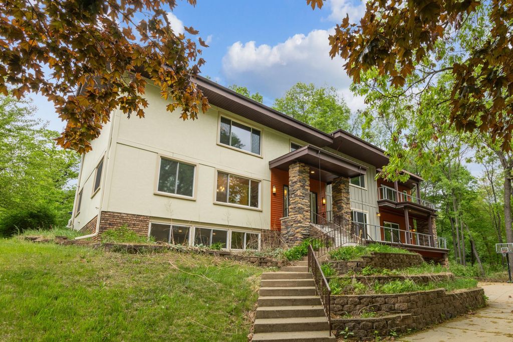 21 Red Fox Road, North Oaks, MN 55127