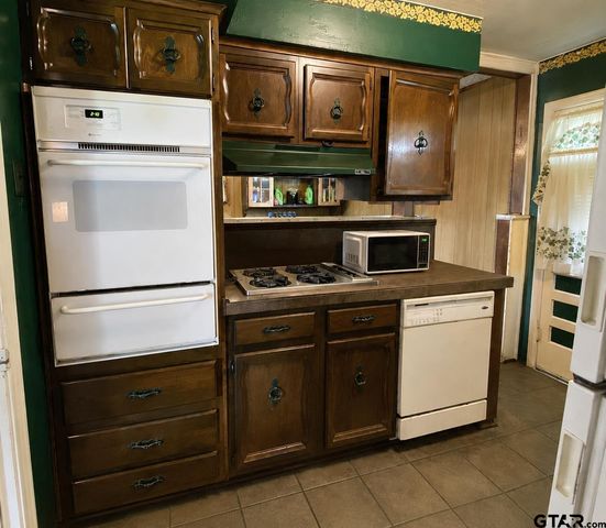 2821 Van Hwy, Tyler, TX 75702