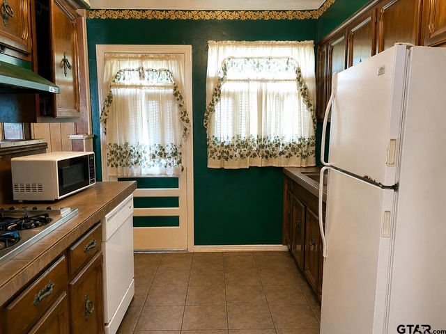 2821 Van Hwy, Tyler, TX 75702