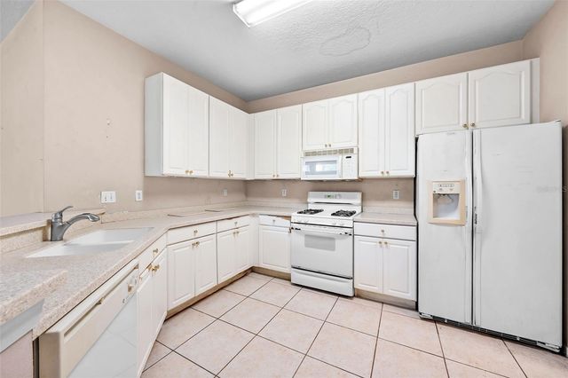 1204 HUNTINGTON GREENS DRIVE 1204, Sun City Center, FL 33573