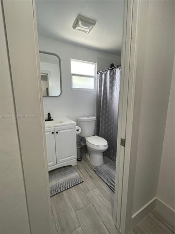 170 NE 60th St EFFICENCY, Oakland Park, FL 33334