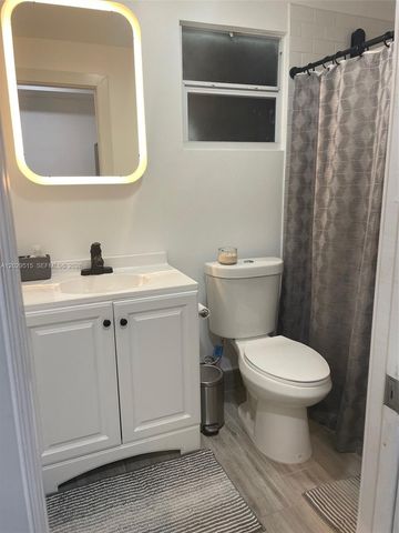 170 NE 60th St EFFICENCY, Oakland Park, FL 33334