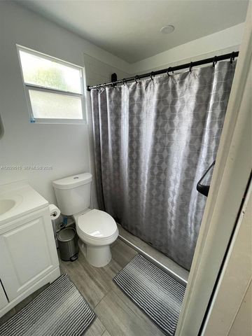 170 NE 60th St EFFICENCY, Oakland Park, FL 33334