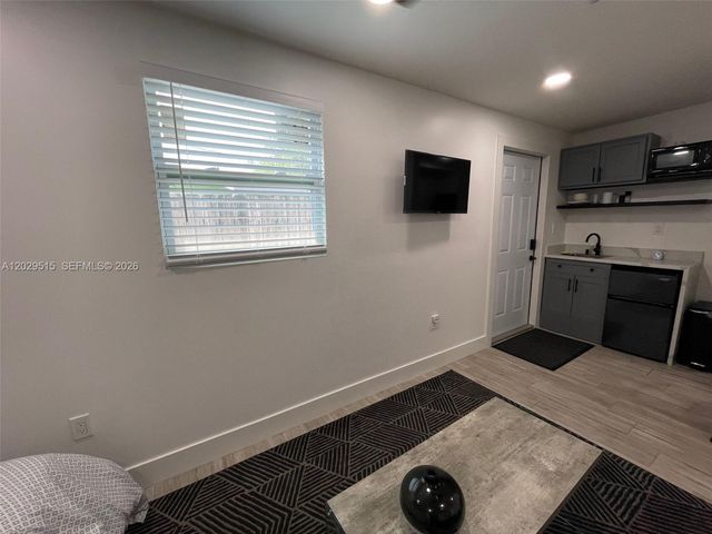 170 NE 60th St EFFICENCY, Oakland Park, FL 33334