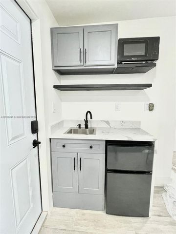 170 NE 60th St EFFICENCY, Oakland Park, FL 33334