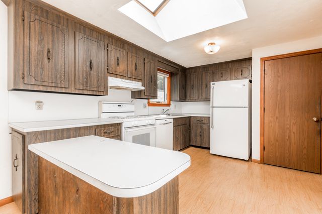 8 Laura Ln, Bourne, MA 02532
