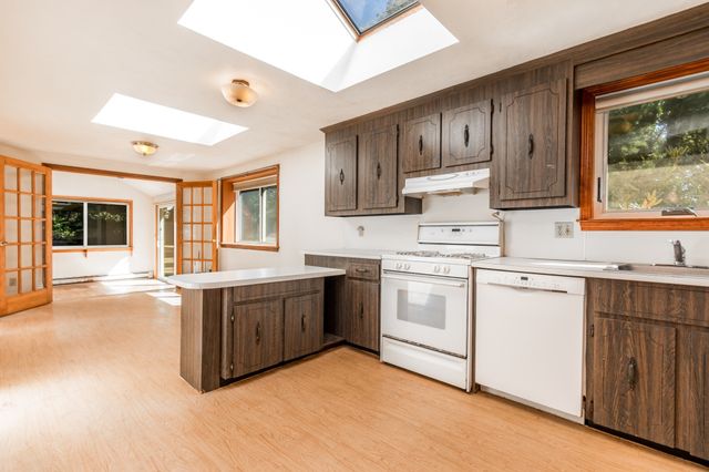 8 Laura Ln, Bourne, MA 02532
