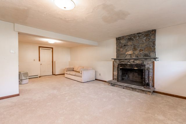 8 Laura Ln, Bourne, MA 02532