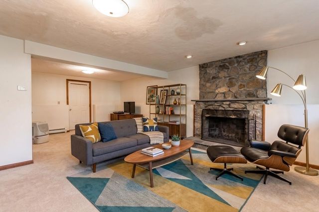 8 Laura Ln, Bourne, MA 02532