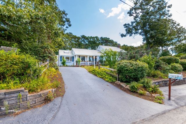 8 Laura Ln, Bourne, MA 02532
