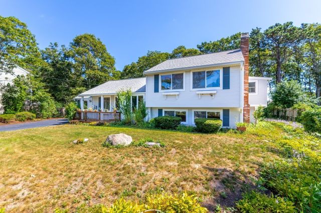 8 Laura Ln, Bourne, MA 02532