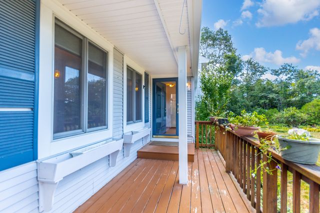 8 Laura Ln, Bourne, MA 02532