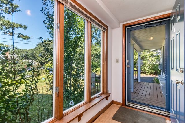 8 Laura Ln, Bourne, MA 02532