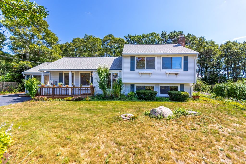 8 Laura Ln, Bourne, MA 02532